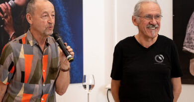 Martin Trostel, Vorsitzender des Jazzclubs Tübingen, führte im Gespräch mit dem Künstler und Fotografen Rainer Ortag in die Bilder ein.