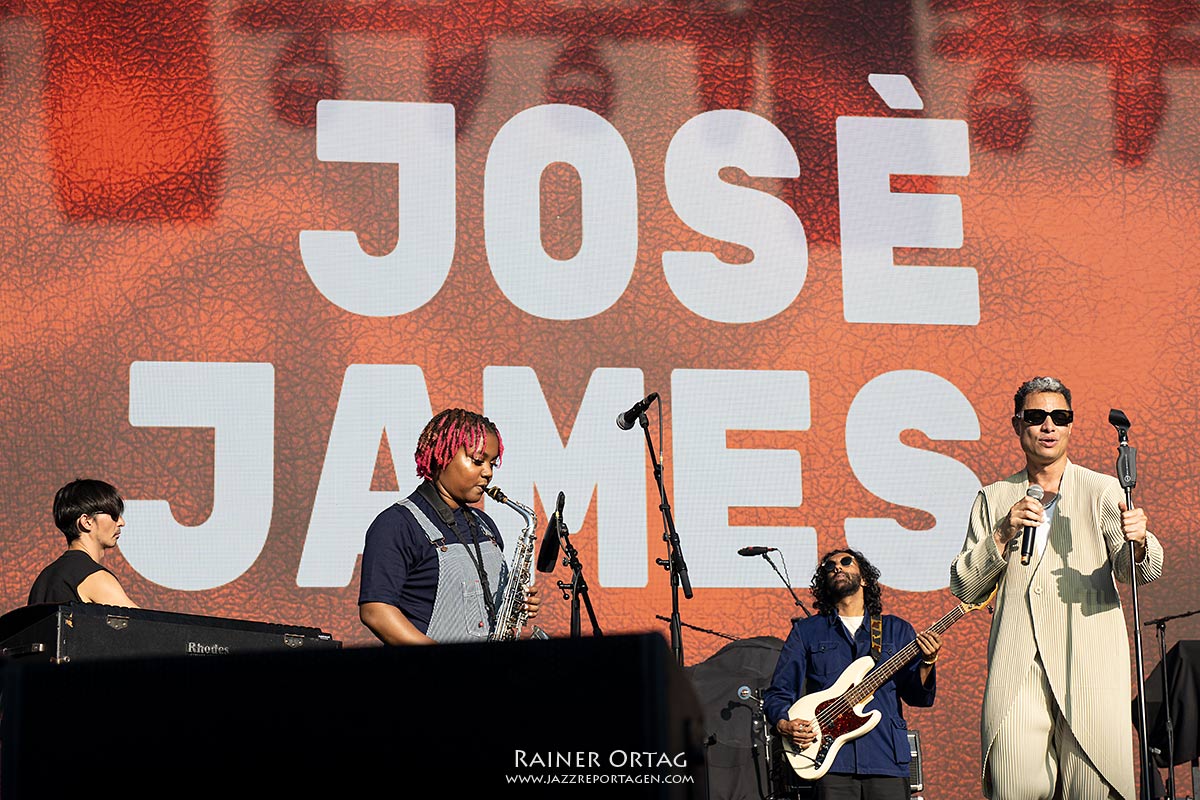 José James am Schlossplatz bei den jazzopen Stuttgart 2025