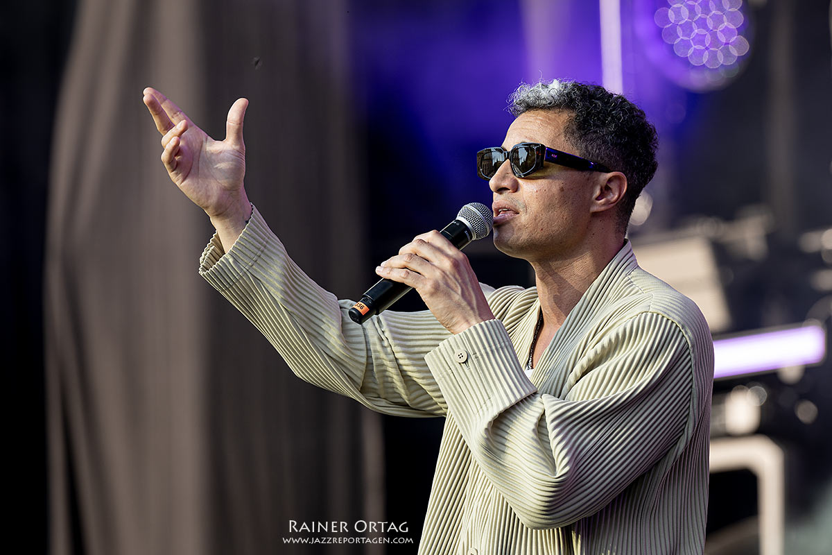 José James am Schlossplatz bei den jazzopen Stuttgart 2025