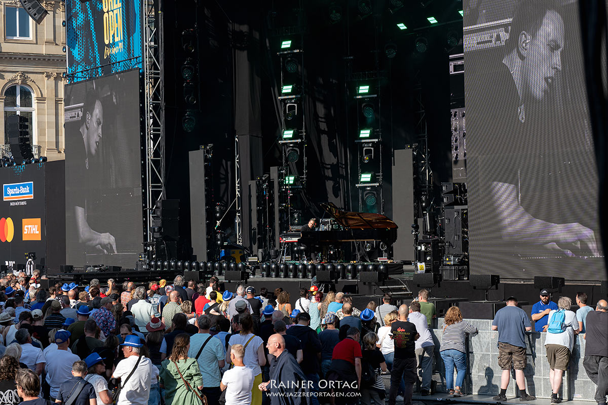 Martin Kohlstedt am Schlossplatz bei den jazzopen Stuttgart 2025