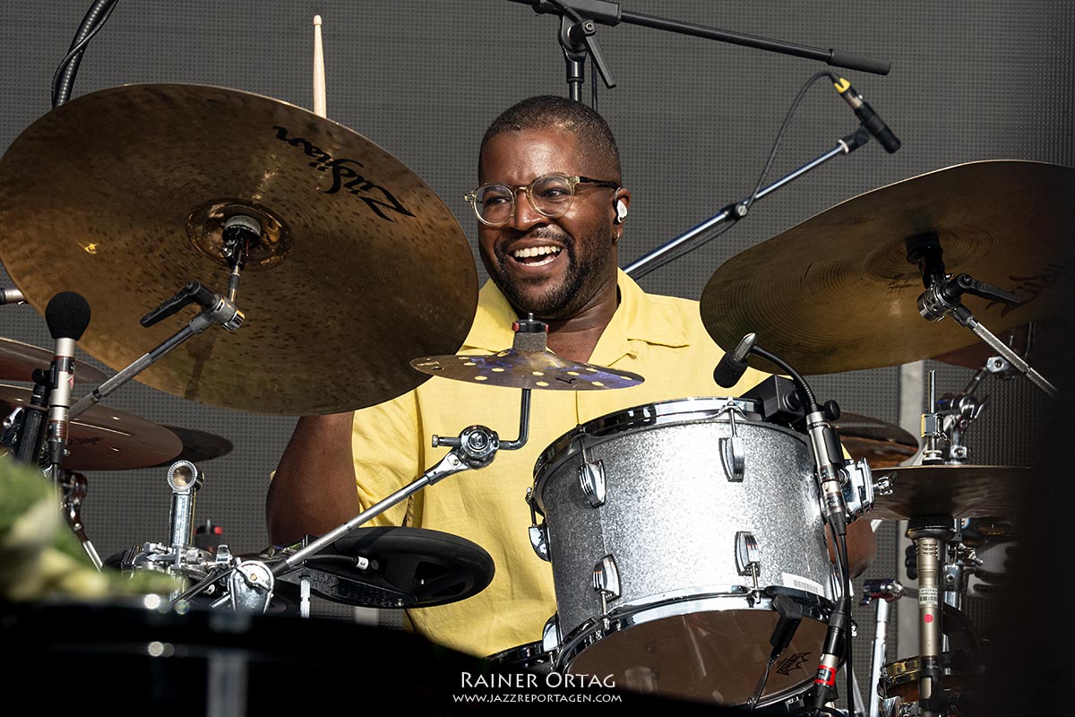 Jacob Collier: Jacob Collier am Schlossplatz - jazzopen Stuttgart 2025