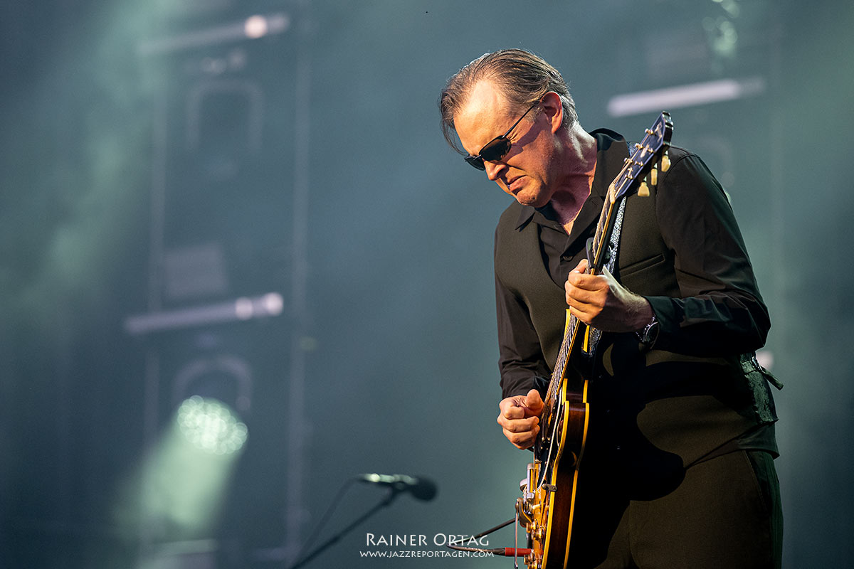 Joe Bonamassa am Schlossplatz - jazzopen Stuttgart 2025