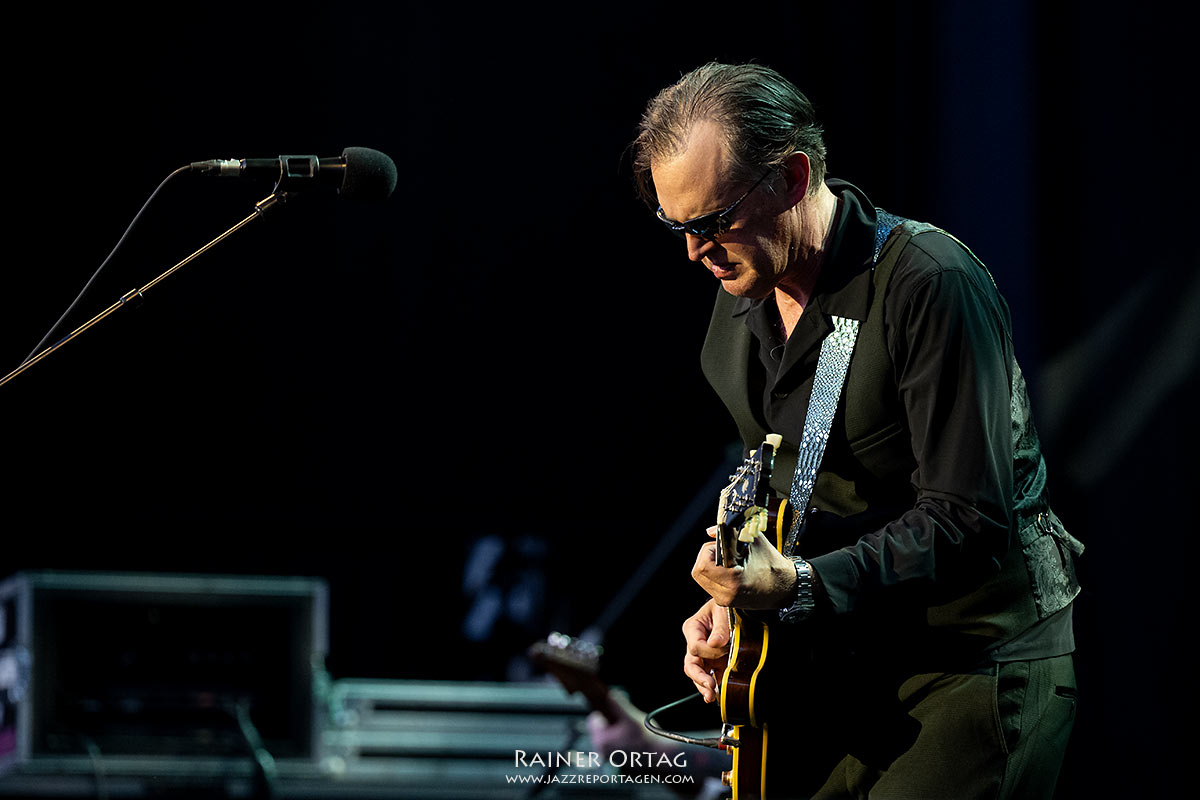 Joe Bonamassa am Schlossplatz - jazzopen Stuttgart 2025