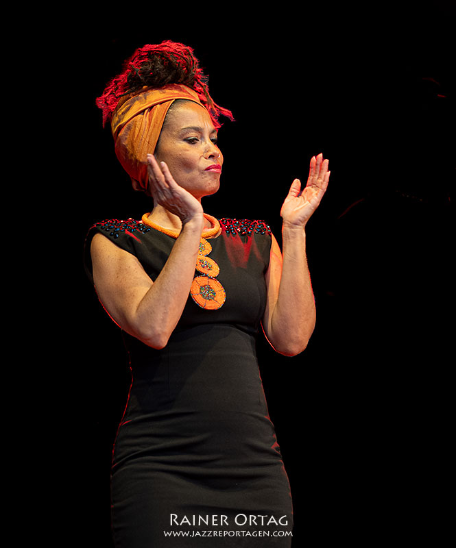 Monia Krüchten mit Marla Glen bei den Afrika Tagen im Wien 2025