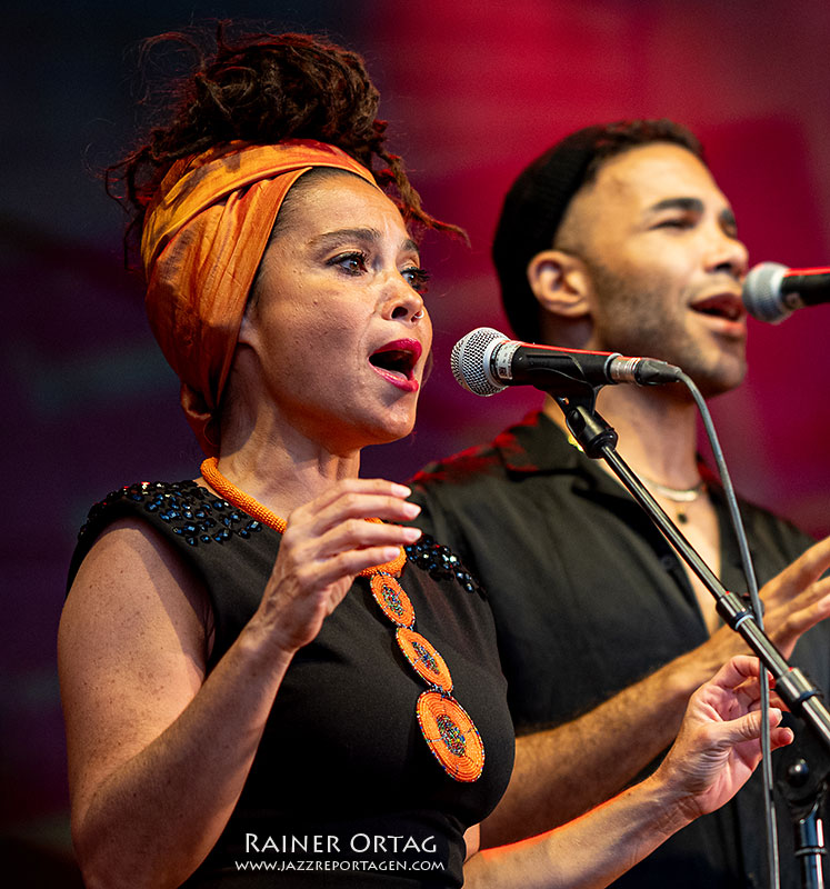 Monia Krüchten (hier mit Kevin Asiedu) mit Marla Glen bei den Afrika Tagen im Wien 2025