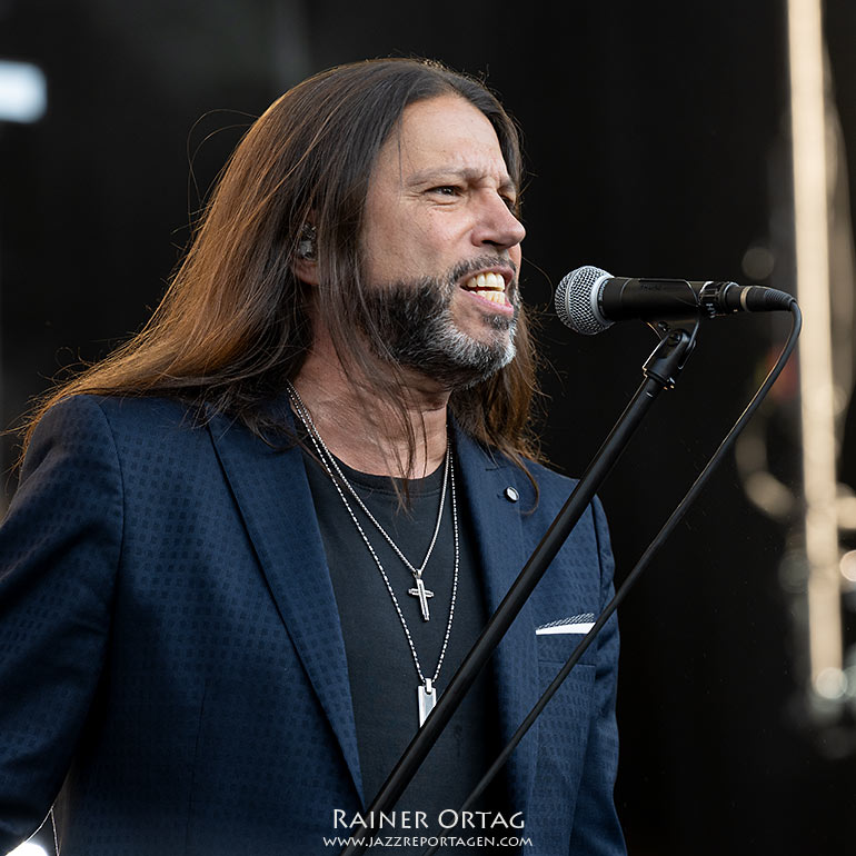 Noah Hunt mit der Kenny Wayne Shepherd Band bei den jazzopen Stuttgart 2025