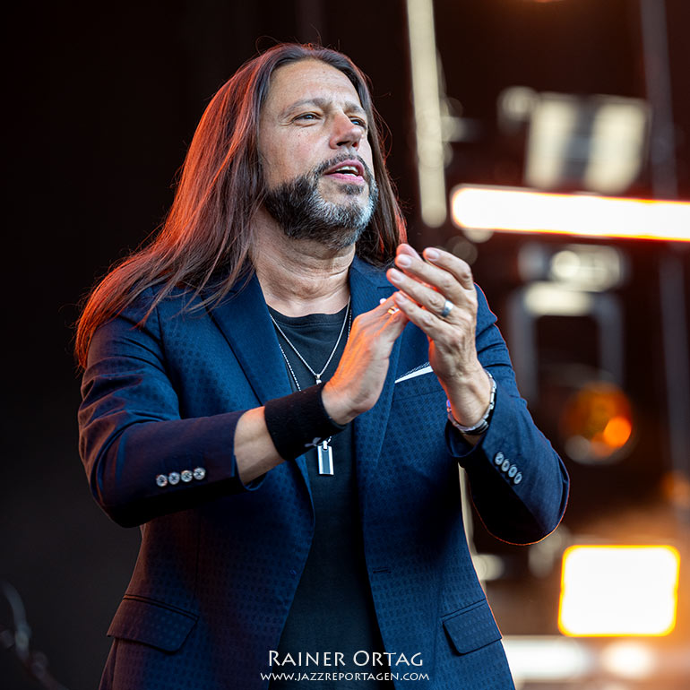 Noah Hunt mit der Kenny Wayne Shepherd Band bei den jazzopen Stuttgart 2025