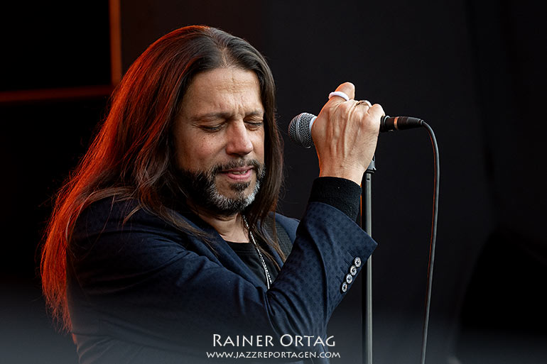 Noah Hunt mit der Kenny Wayne Shepherd Band bei den jazzopen Stuttgart 2025