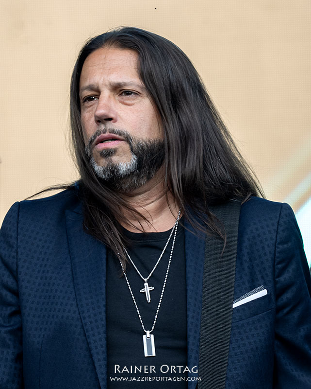 Noah Hunt mit der Kenny Wayne Shepherd Band bei den jazzopen Stuttgart 2025