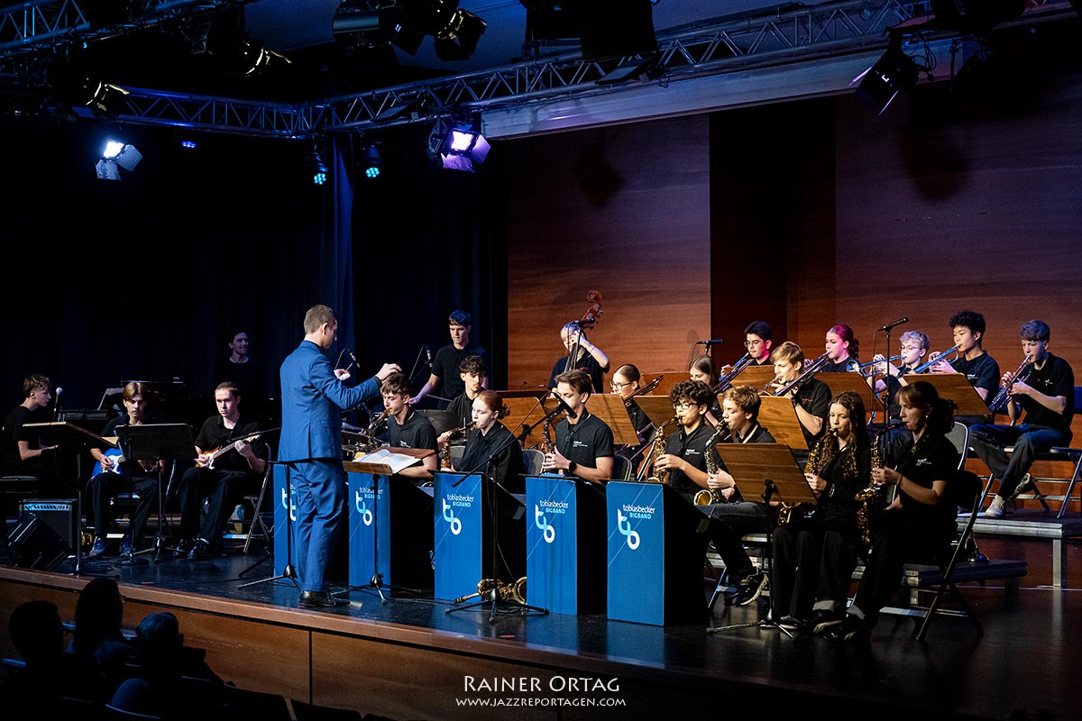Tobias Becker mit der AEG-Bigband 2025