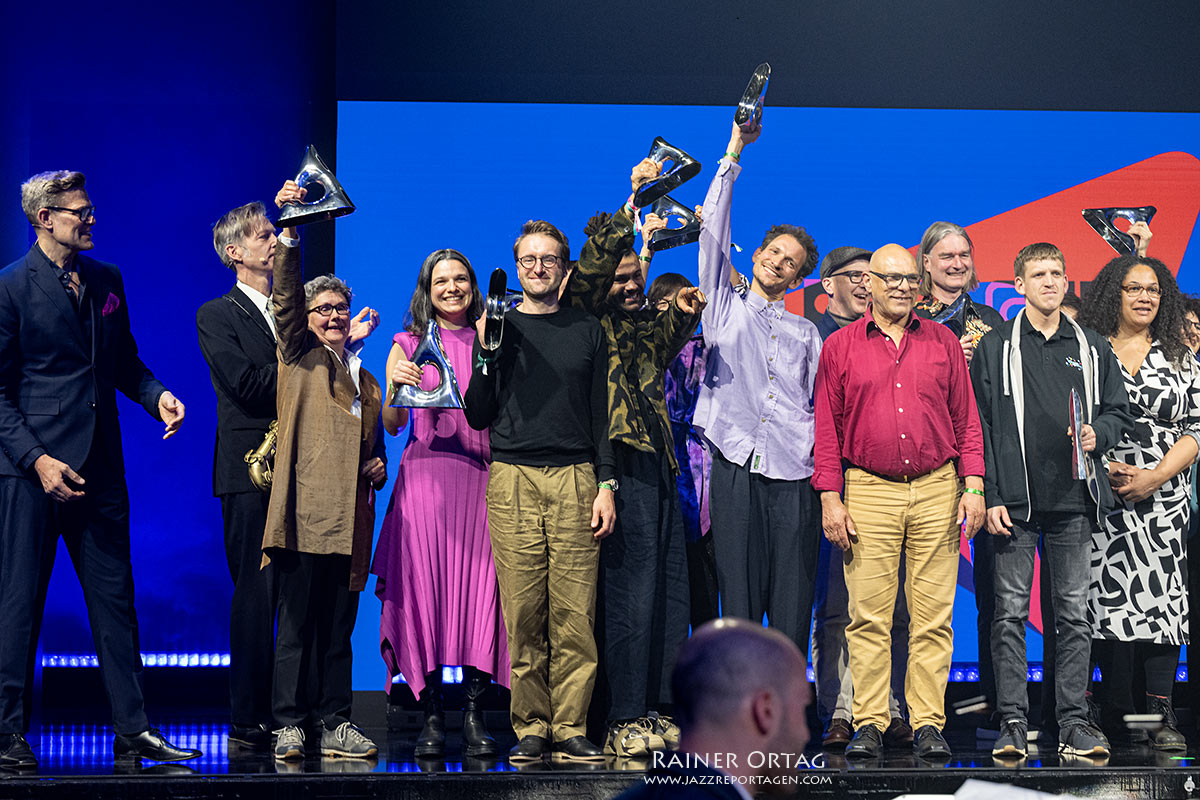 Die Preistr&auml;gerInnen mit ihrer Troph&auml;e bei der Verleihung des Deutschen Jazzpreises