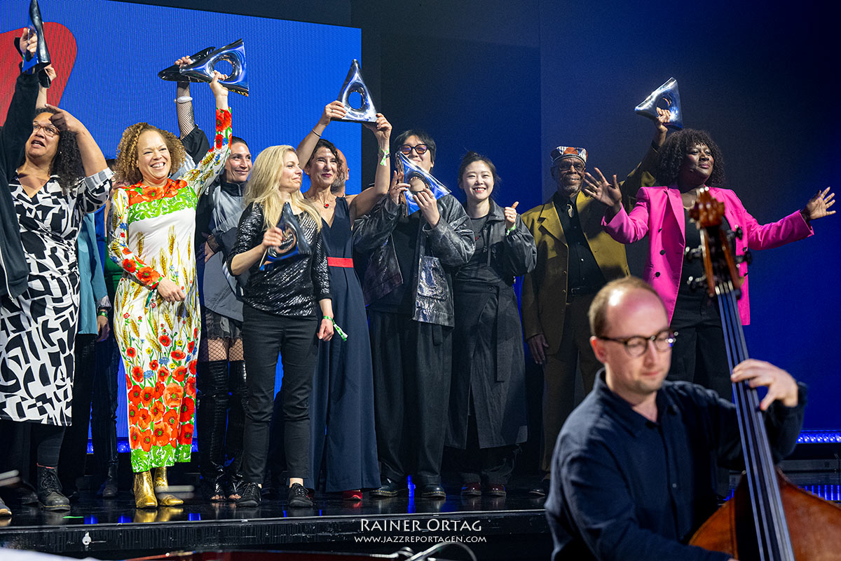 Die Preistr&auml;gerInnen mit ihrer Troph&auml;e bei der Verleihung des Deutschen Jazzpreises