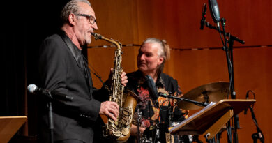 Hervé Meschinet de Richemont am Sax und der Schlagzeuger Hans Fickelscher bei jazztimeBB