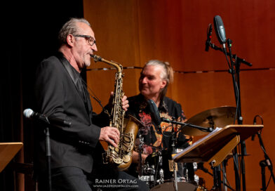 Hervé Meschinet de Richemont am Sax und der Schlagzeuger Hans Fickelscher bei jazztimeBB