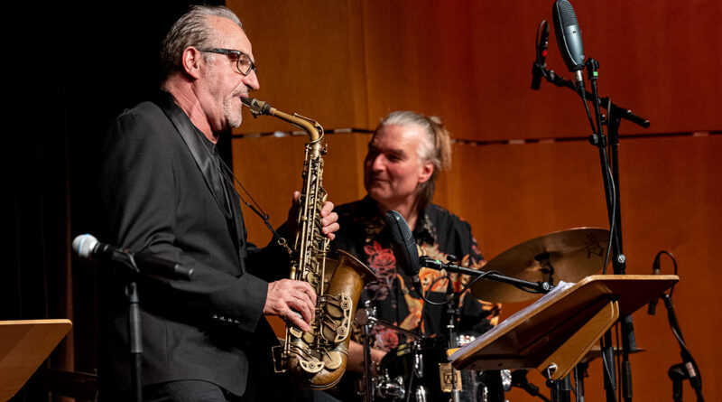 Hervé Meschinet de Richemont am Sax und der Schlagzeuger Hans Fickelscher bei jazztimeBB