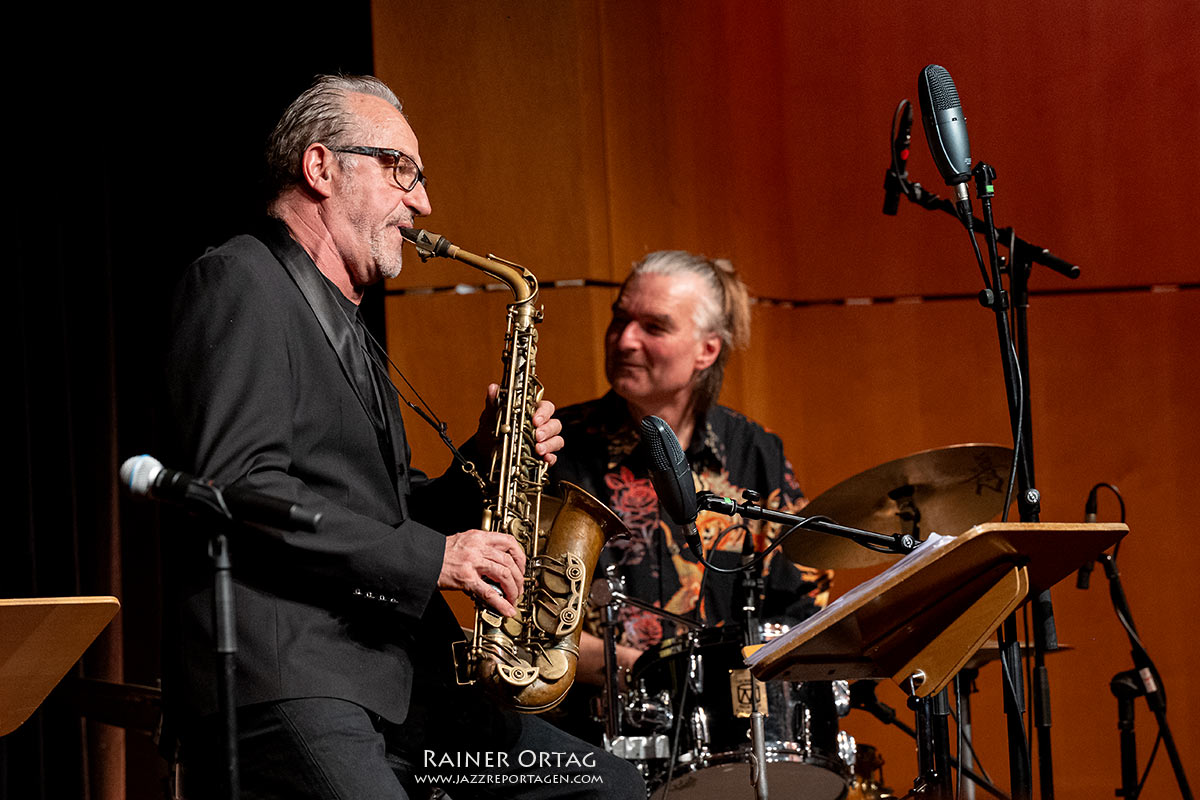 Herv&eacute; Meschinet de Richemont am Sax und der Schlagzeuger Hans Fickelscher bei jazztimeBB