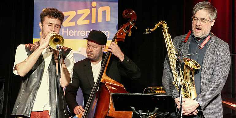 Bänsch, Locher und Kuhn in Aktion beim Gee Hye Lee Trio