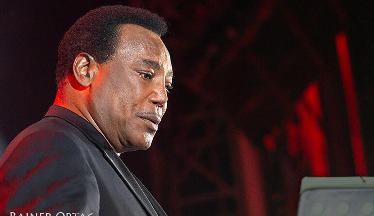 George Benson auf der Bühne der jazz open stuttgart 2017