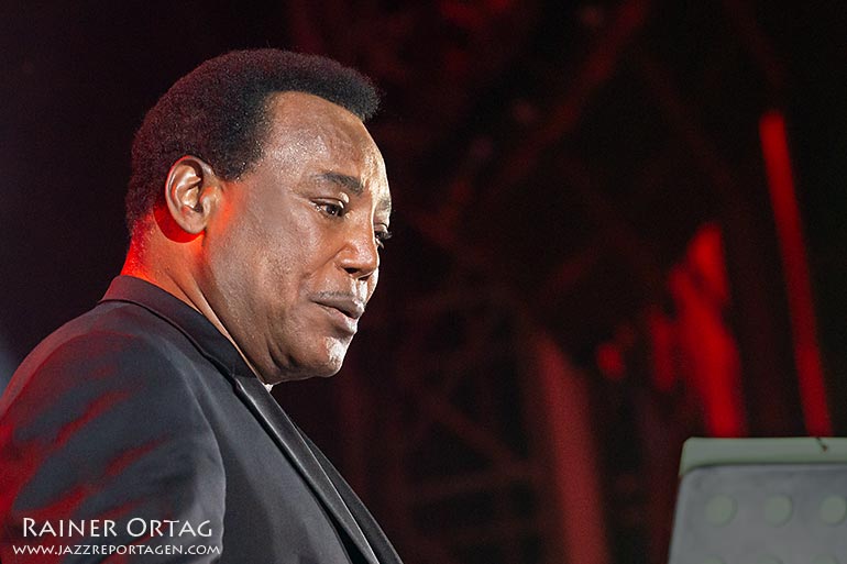 George Benson auf der Bühne der jazz open stuttgart 2017