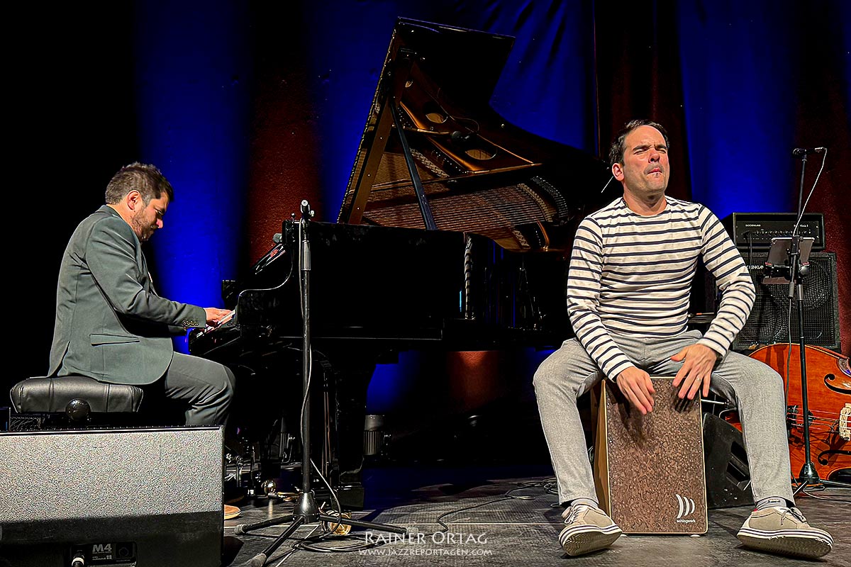 Harold López-Nussa Trio: Harold López-Nussa am Piano und Ruy Adrián López-Nussa am cajon in Tübingen