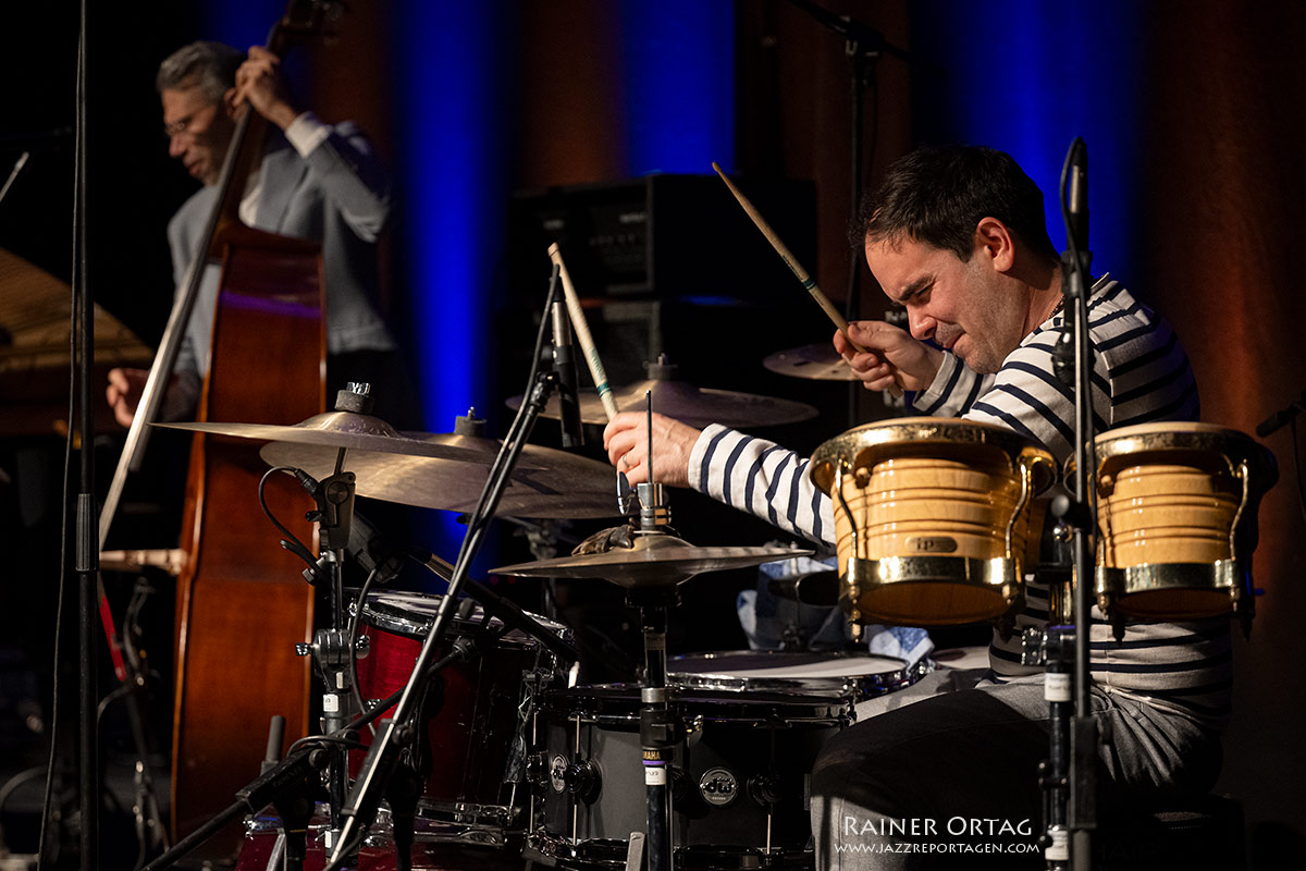 Harold López-Nussa Trio: Drummer Ruy Adrián López-Nussa und Yasser Pino im swt-Kulturwerk Tübingen 2026