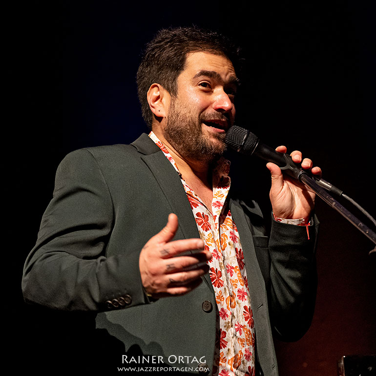 Harold López-Nussa mit sehr launischen Ansagen zwischen den Titeln im SWT-KulturWerk Tübingen 2026