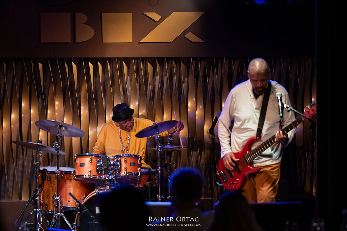 Melvin Gibbs und JT Lewis der Band Harriet Tubman im Jazzclub Bix
