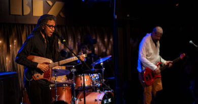 Brandon Ross und der Bassist Melvin Gibbs von Harriet Tubman on stage