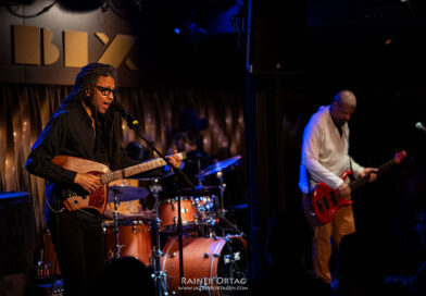 Brandon Ross und der Bassist Melvin Gibbs von Harriet Tubman on stage
