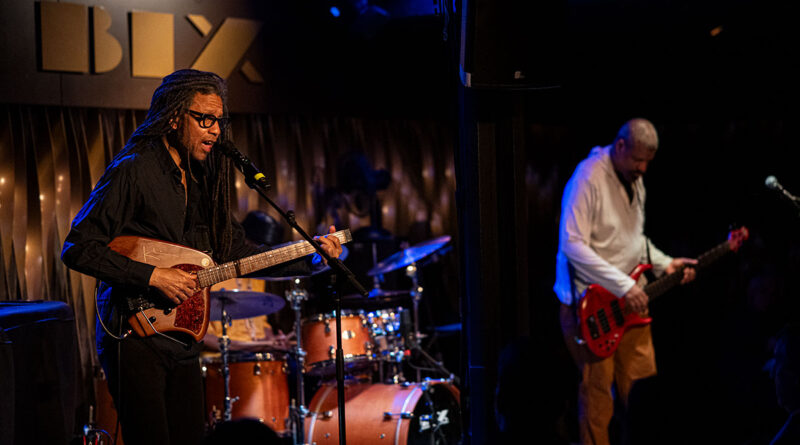 Brandon Ross und der Bassist Melvin Gibbs von Harriet Tubman on stage