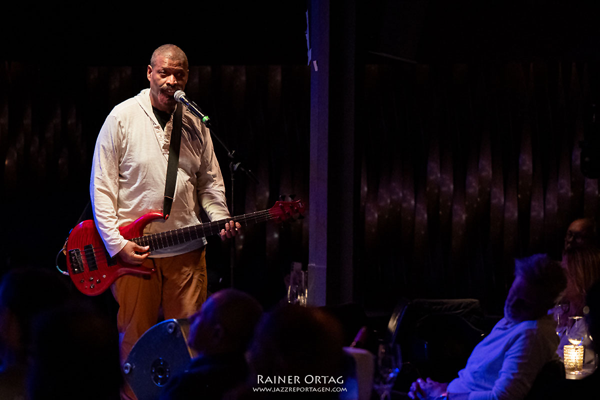 Der Bassist Melvin Gibbs von Harriet Tubman spielt auf im Bix