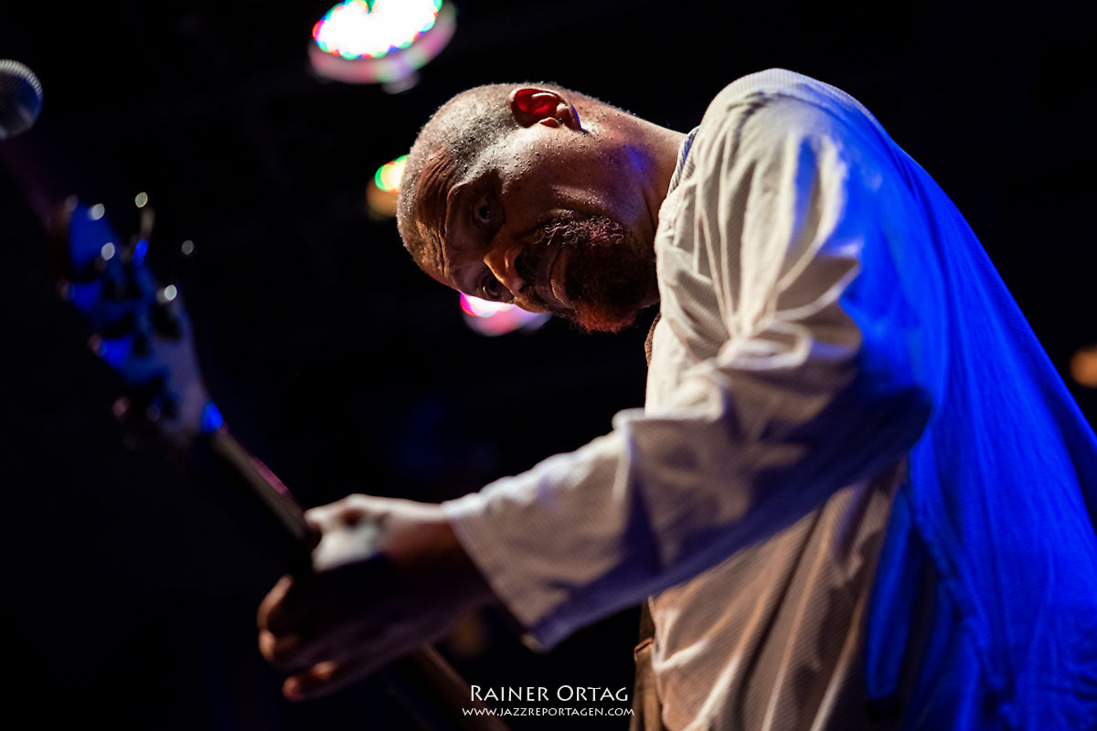 Melvin Gibbs am Bass von Harriet Tubman im Jazzclub