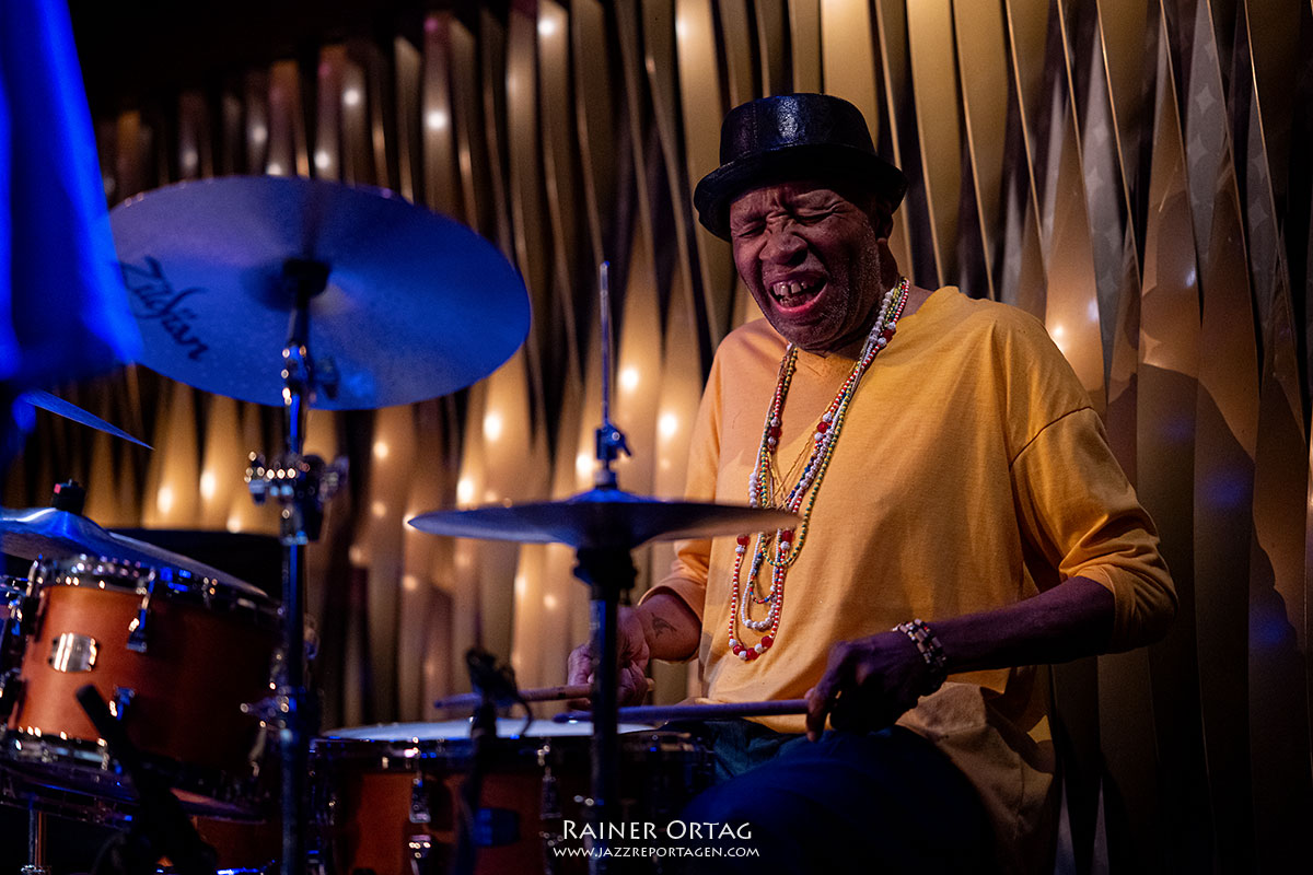 JT Lewis von Harriet Tubman mit Begeisterung an den Drums