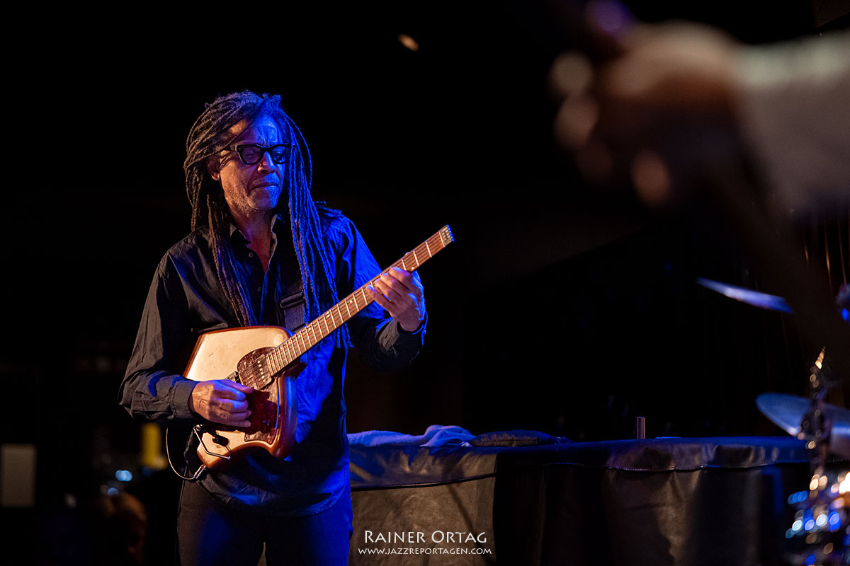 Brandon Ross an der Gitarre von Harriet Tubman im Jazzclub Bix