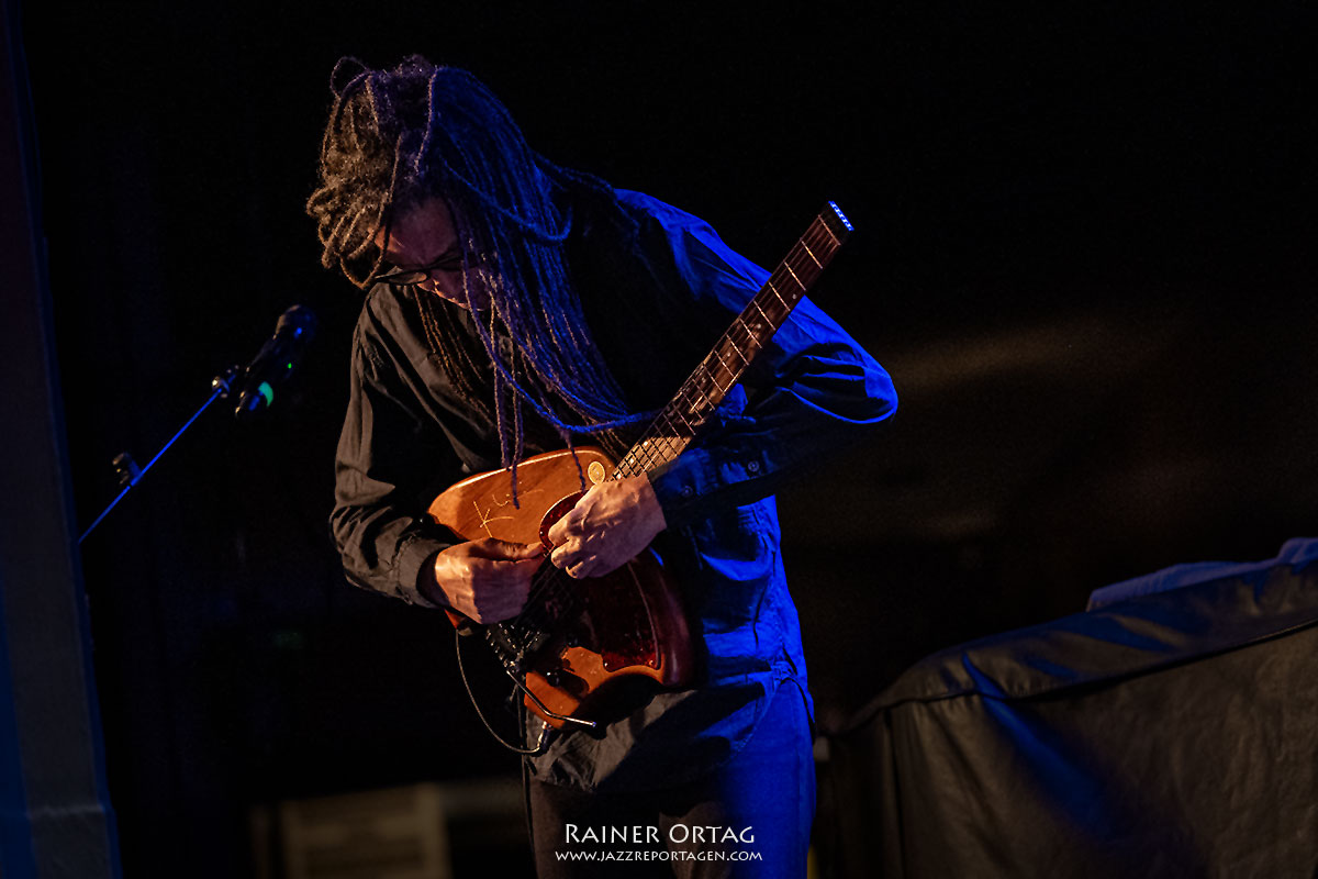 Der Gitarrist Brandon Ross von Band Harriet Tubman auf der B&uuml;hne