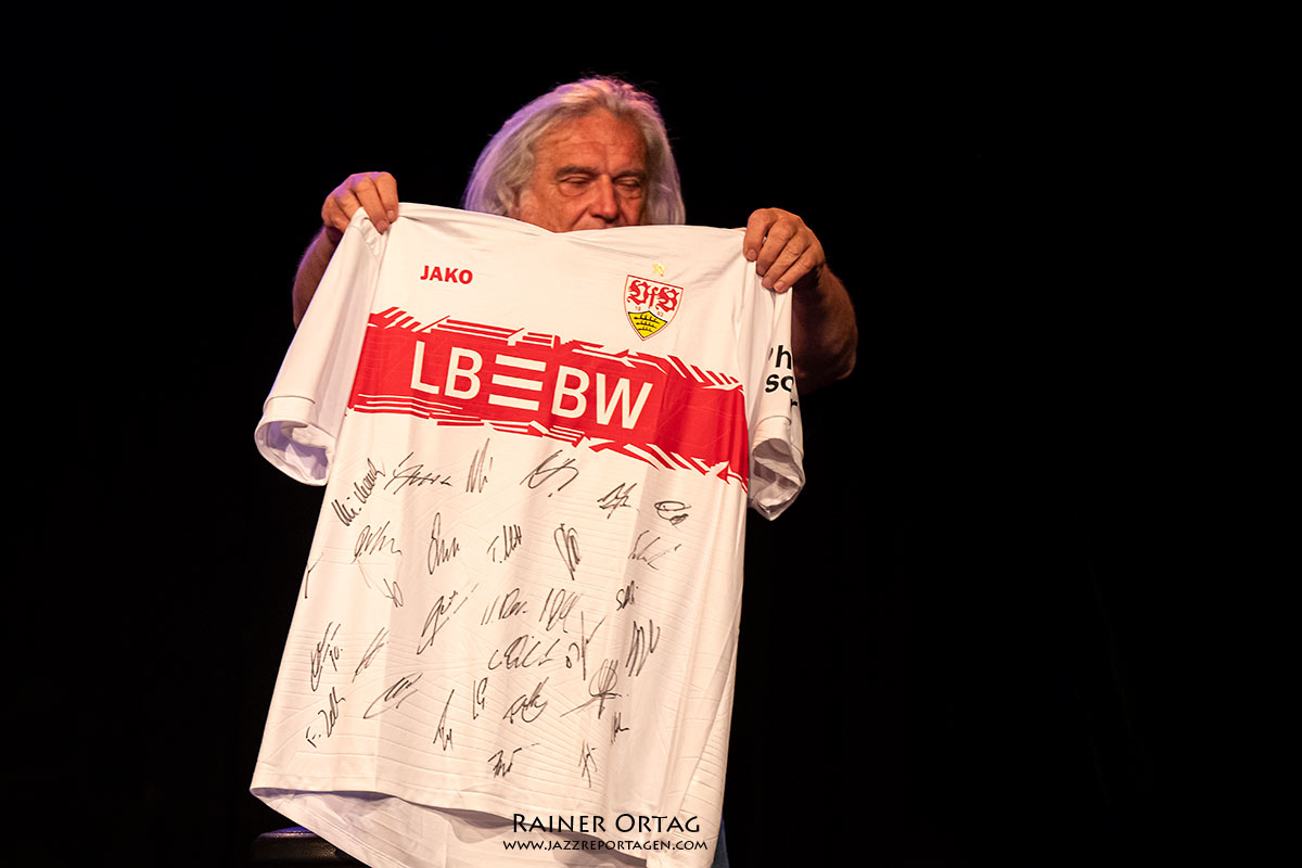 Manfred M&uuml;ller rmit seinem Geschenk vom VfB