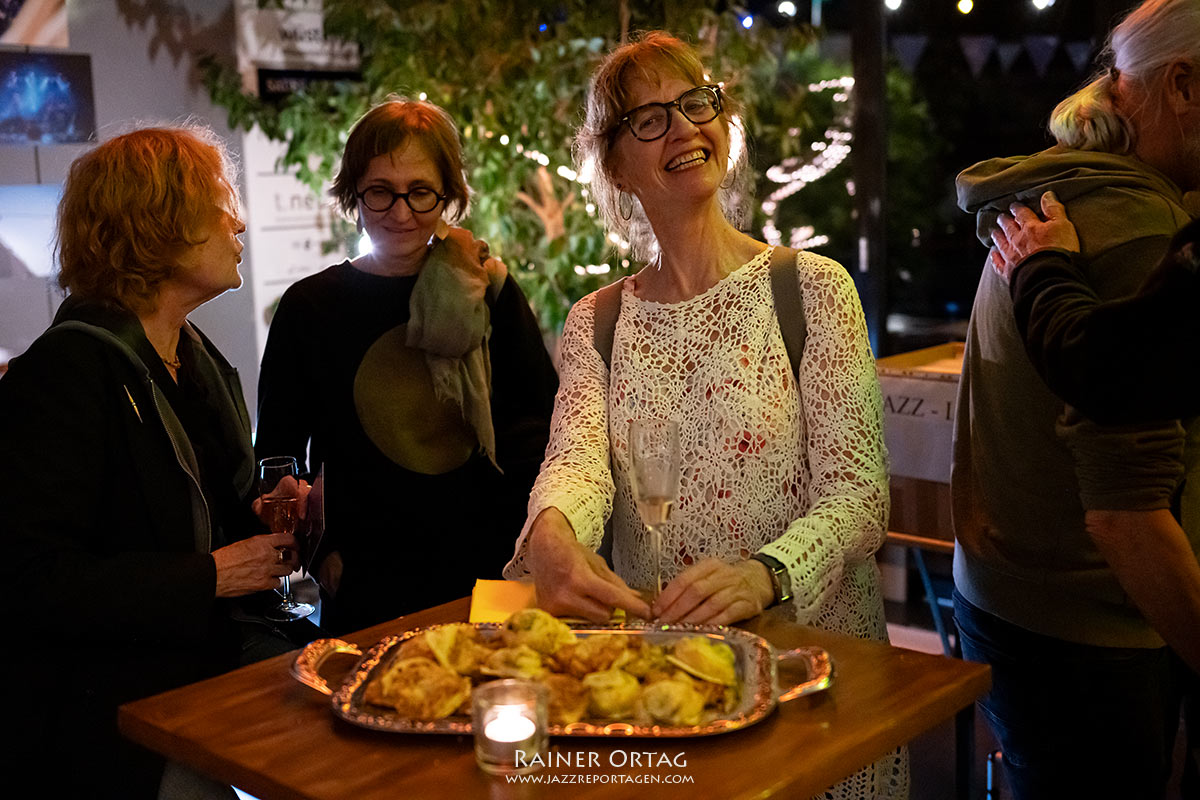 G&auml;ste beim Sektempfang mit feinen Schnecken