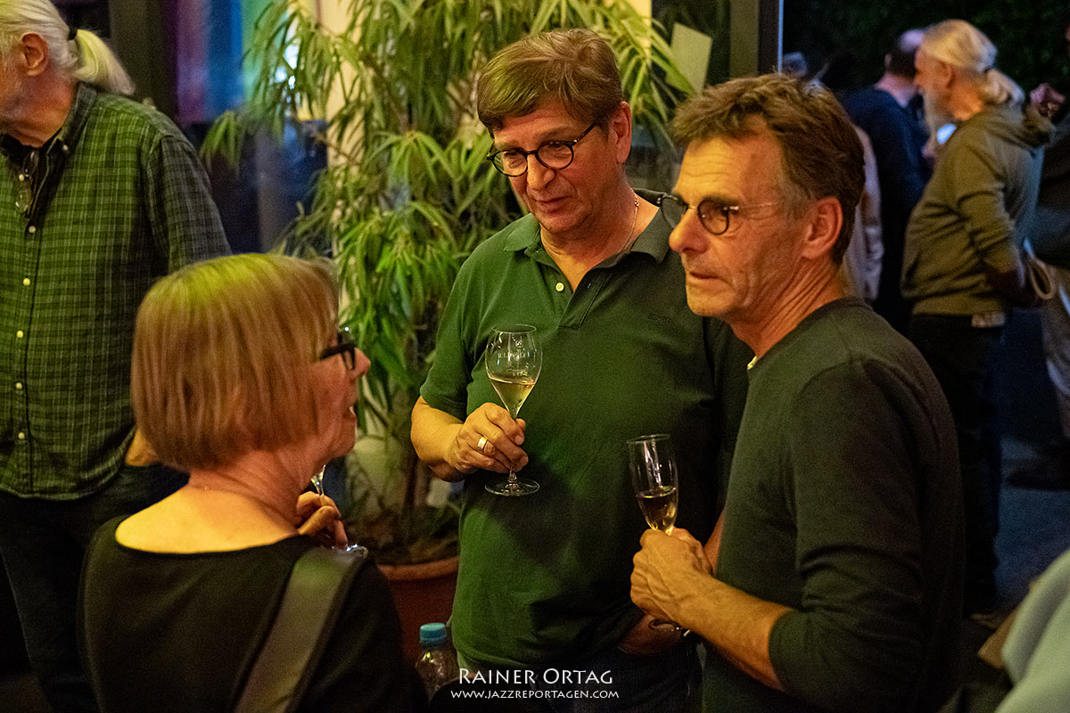 Christa W&ouml;rner, Luz Weber und Wolfgang Hinz-Rommel mit Sekt