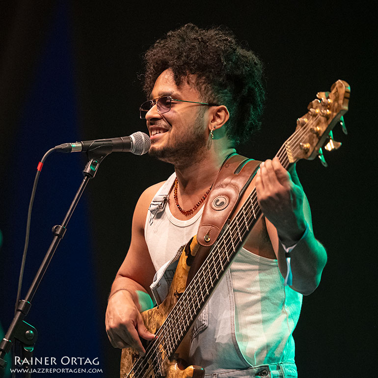 Der Sänger und Bassist Michael Pipoquinha auf der jazzahead! Bremen 2026