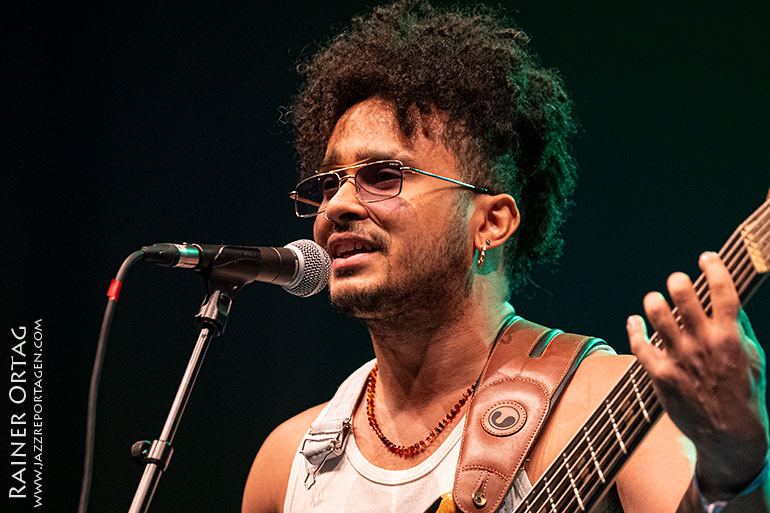 Der Sänger Michael Pipoquinha mit Band auf der jazzahead! Bremen 2026