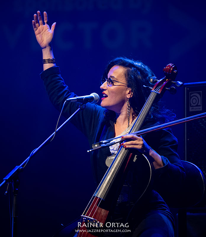 Die Cellistin Nesrine bei der European Jazz Night der Theaterhaus Jazztage Stuttgart 2026