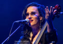 Nesrine singt und spielt Cello bei den Theaterhaus Jazztage Stuttgart 2026