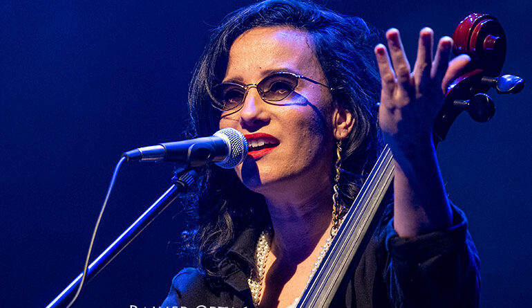 Nesrine singt und spielt Cello bei den Theaterhaus Jazztage Stuttgart 2026