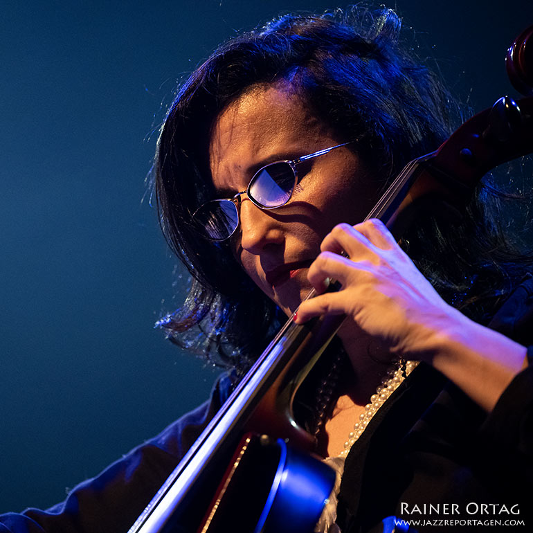 Nesrine spielt Cello bei der European Jazz Night der Theaterhaus Jazztage Stuttgart 2026