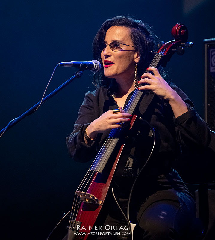 Nesrine mit Cello bei der European Jazz Night der Theaterhaus Jazztage Stuttgart 2026