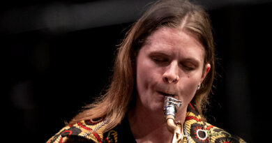 Nicole Glover mit ihrem Tenorsaxophone beim SWR 2 New Jazzmeeting im Tübinger Sudhaus 2022