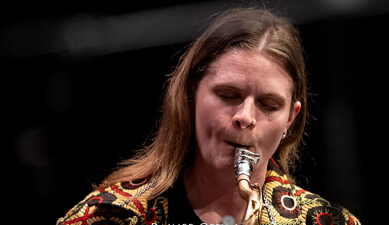 Nicole Glover mit ihrem Tenorsaxophone beim SWR 2 New Jazzmeeting im Tübinger Sudhaus 2022