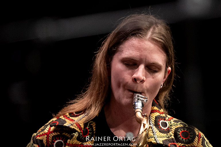 Nicole Glover mit ihrem Tenorsaxophone beim SWR 2 New Jazzmeeting im Tübinger Sudhaus 2022