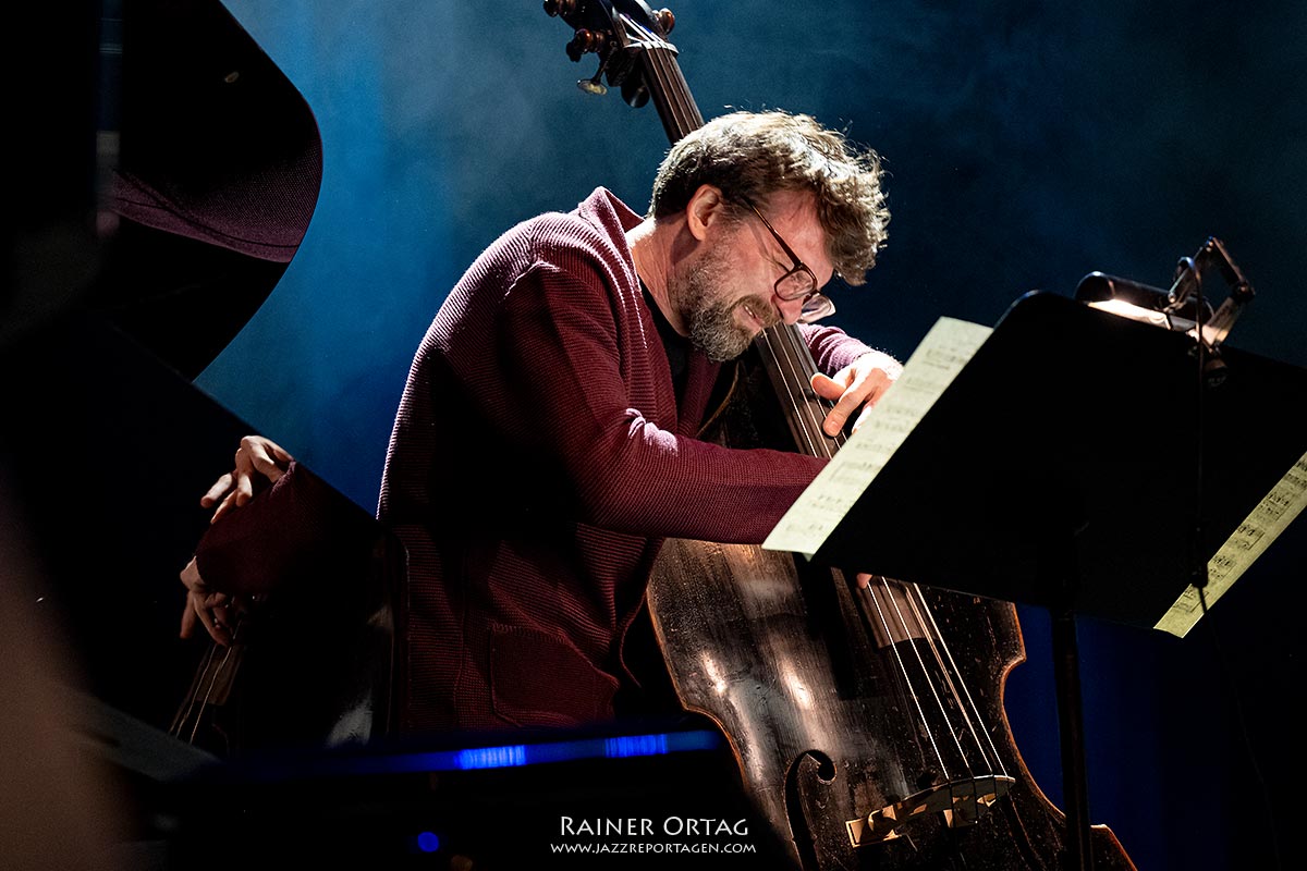 Olivia Trummer Quartett: Makar Novikov auf der Theaterhaus-Bühne bei den Theaterhaus Jazztagen 2026