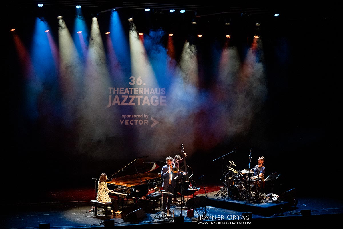 Olivia Trummer Quartett: Die große Bühne im Theaterhaus mit dem Olivia Trummer Quartett mit Olivia Trummer, Makar Novikov, Johannes Lauer, Bodek Janke